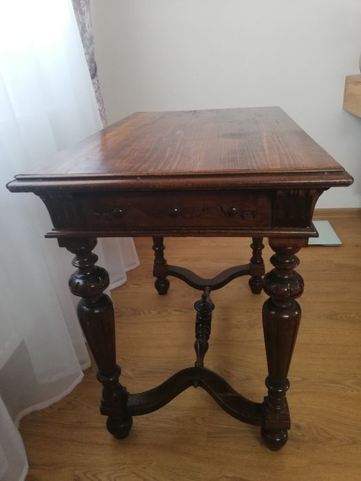 Vand măsuță mobilier vechi.