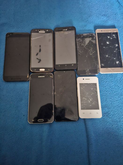 Vand telefoane pentru piese