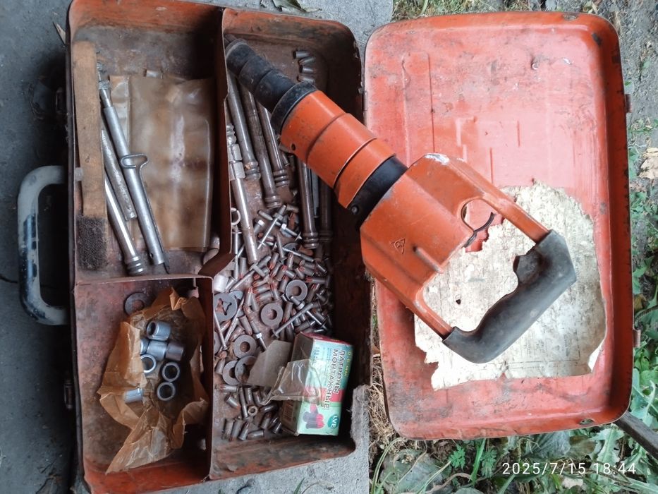 Дюбельный пистолет.