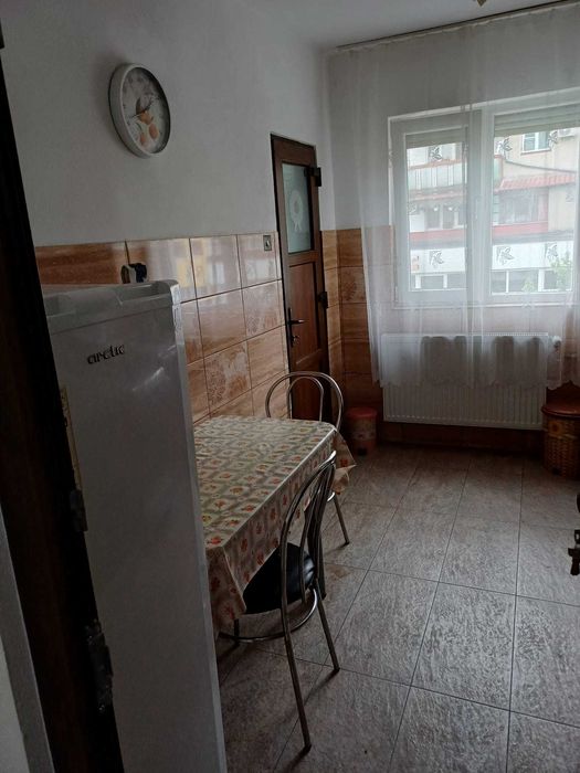 Inchiriez apartament centru Beius