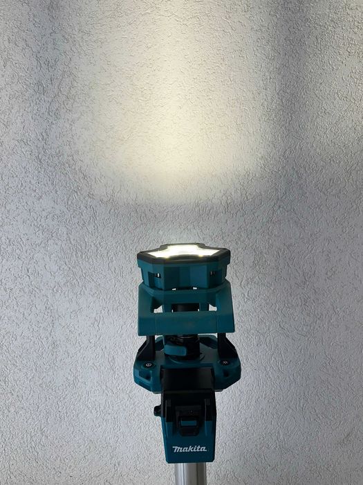 Makita DML813 - Акумулаторен LED прожектор със стойка