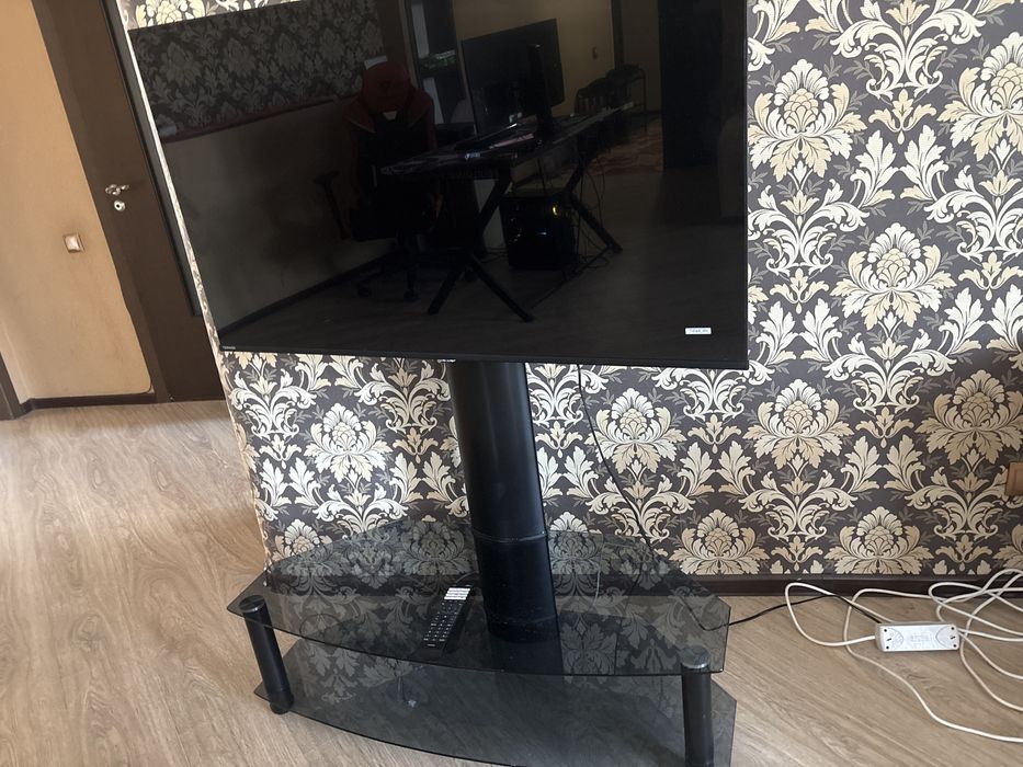 Продается телевизор с тумбой