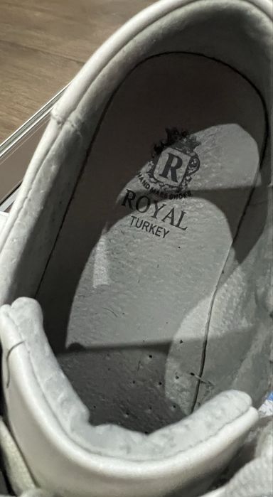 Белые кеды/кроссовки на девочку!