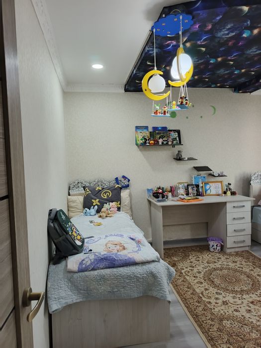 Uchaska Qibray tumani uchqahramon poʻstidan 3 klometr ichkarida joylas