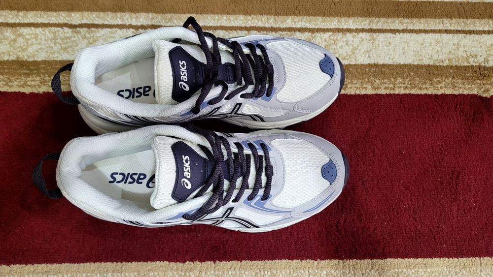 Кроссовки Asics Gel-Venture 6 светло-серого цвета с белыми сетчатыми в