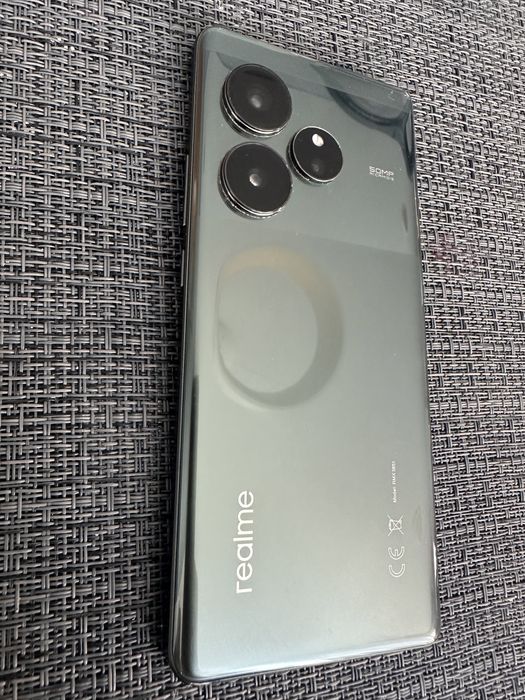 Продам Realme GT6 12/256