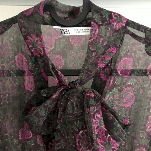 Zara принтованое с оборками полупрозрачное шифоновое в цветы