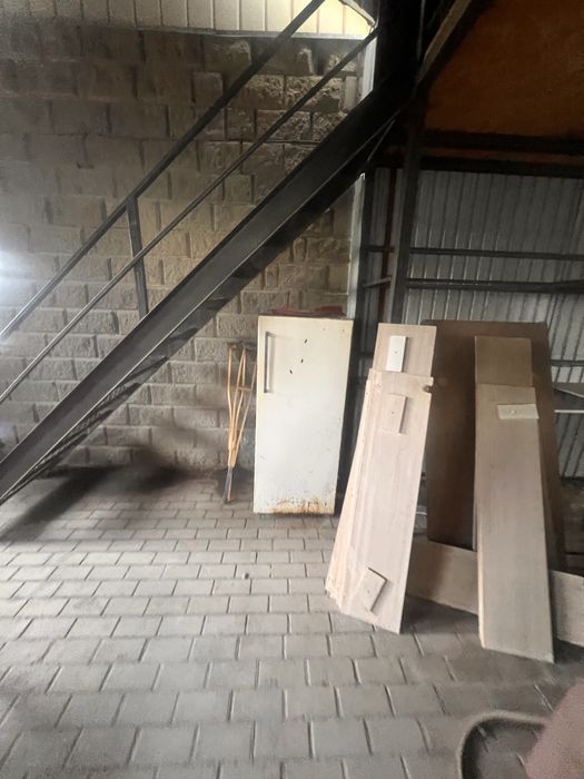 Отдам даром дрова, холодильник, костыли