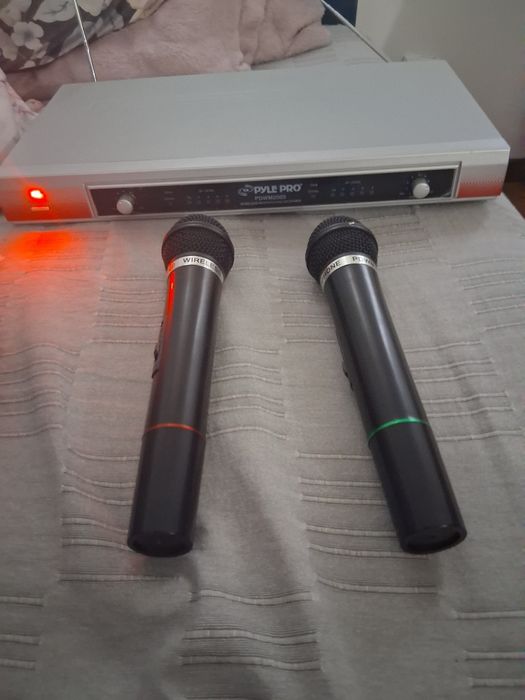 Sistem karaoke cu doua microfoane