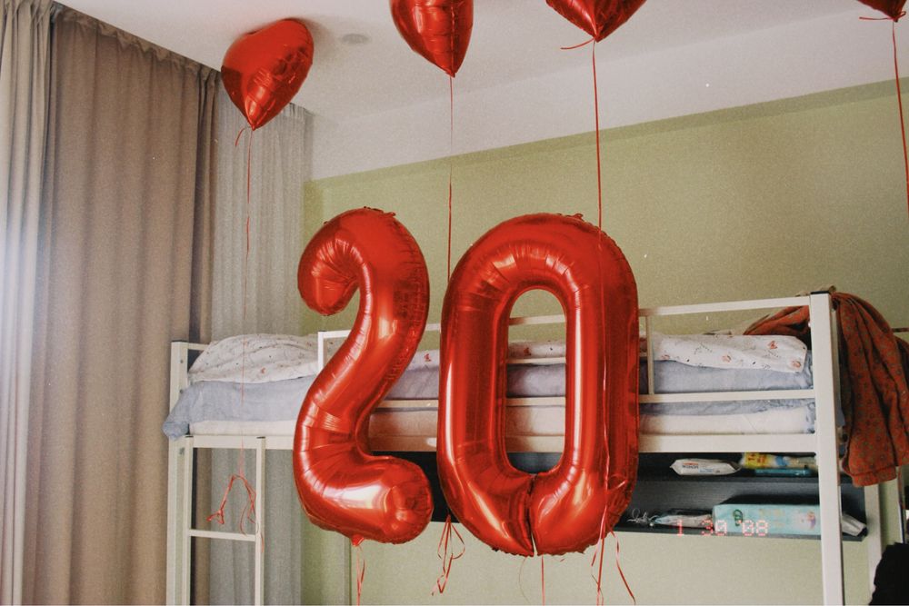 Шары цифры 20 + 10шт сердечки шарики