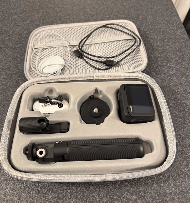 Insta360 GO 3S 128GB Travel Bundle + Quick Reader stare impecabilă