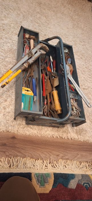 Lot vand o trusa plina cu ceiii trimit si in tara cu verificare colet