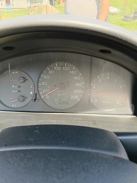 Vând Mazda 01 323F