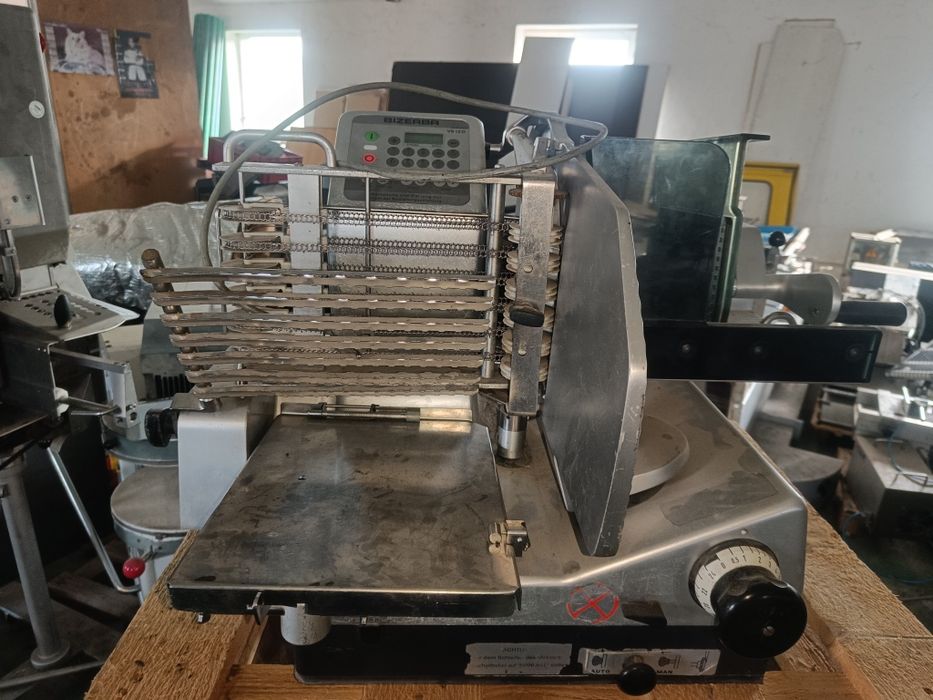 Vand feliatoare mezeluri automate