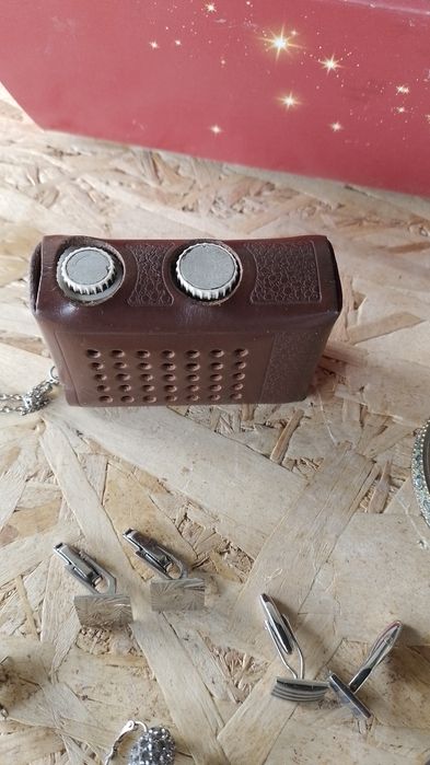 Vând radio vechi și aceste bijuteri
