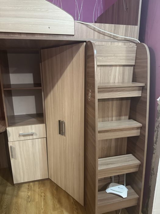 Двухярустная кровать, шкаф, стол