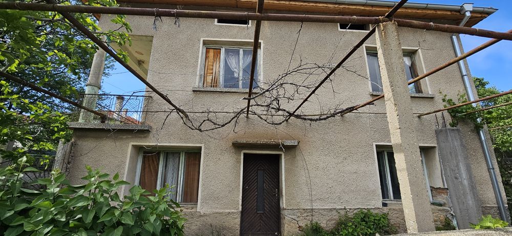 Подавам къща с парцел !