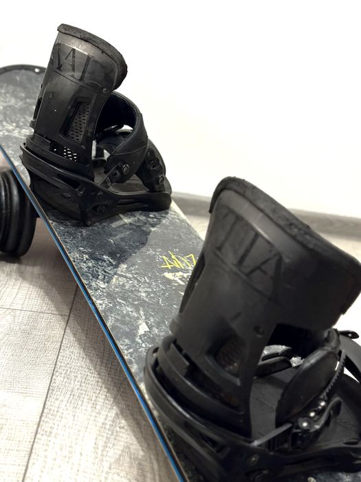 Продам сноуборд с креплениями Burton