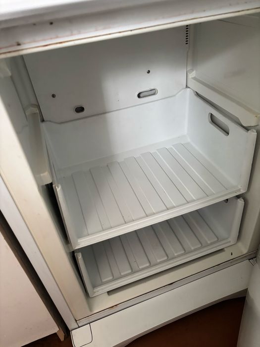 Холодильник + моразильник продам, чистое, без запоха.