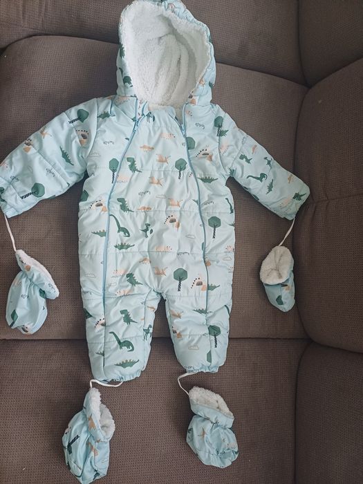 Бебешки ескимос с ръкавички и терлички, с динозаври, размер 80 -86, 12