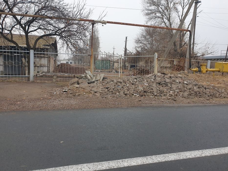 Нурафшон шахар марказида 25 сотих ва 6 сотихли (участка)лар сотилади.