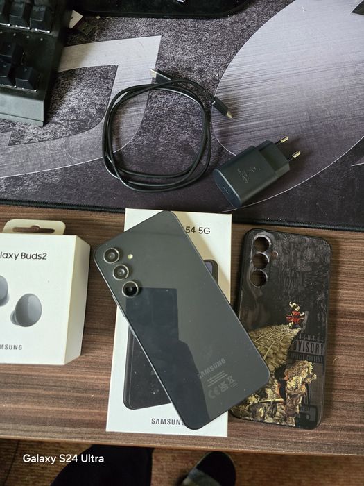 Samsung a54 128gb (калъф и зарядно) + galaxy buds 2
