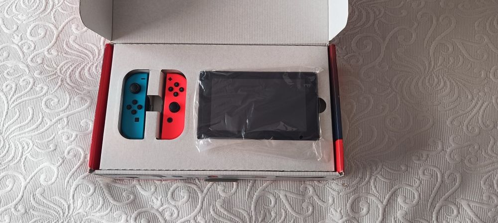Nintendo Switch + Mario Rabbids Sparks of Hope + Minecraft