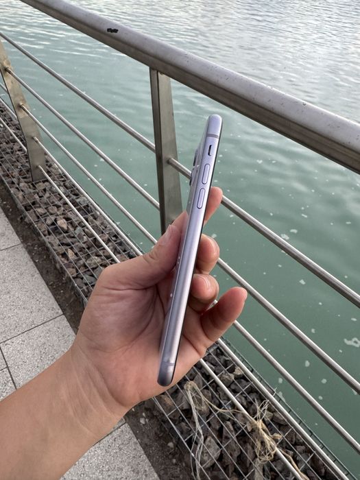 Продам iphone 11 64 г срочно