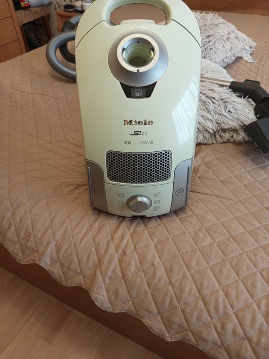 Прахосмукачка Miele S4211