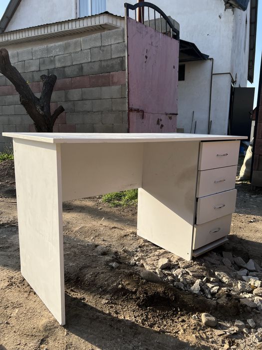 Продается стол.