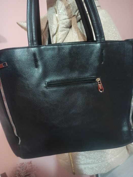 Черна дамска кожена чанта.