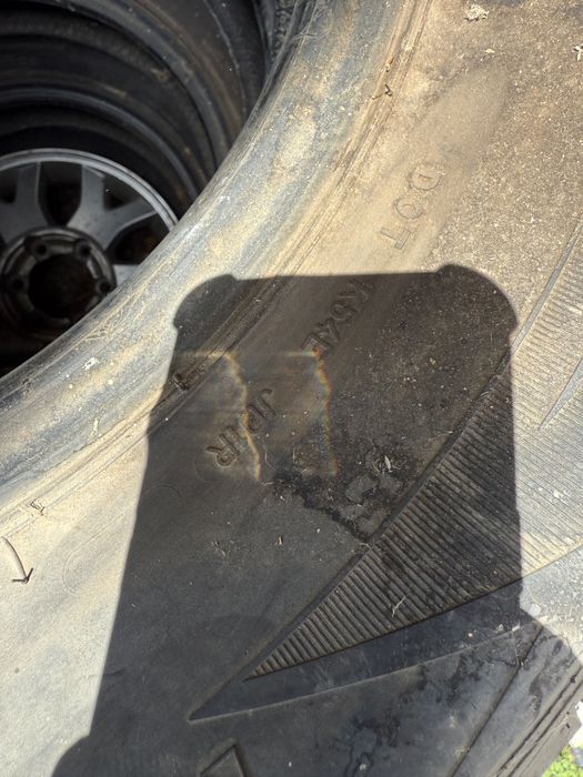 Продавам Летни  гуми 4 броя 235/70R16 и една зимна с джантата