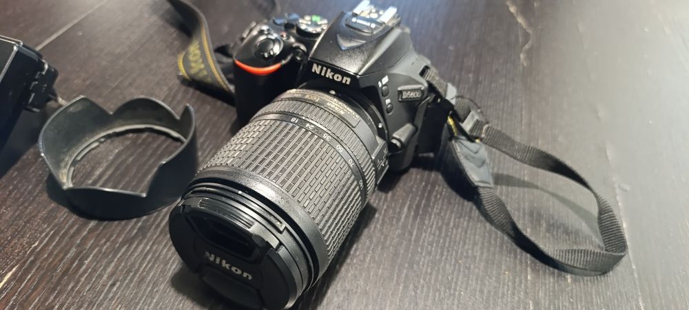 Aparat Foto DSLR Nikon D5600 Kit 18-140mm f/3.5-5.6G ED VR – Stare  Bună