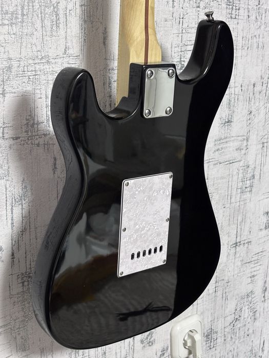 Продаю электрогитару stratocaster новую