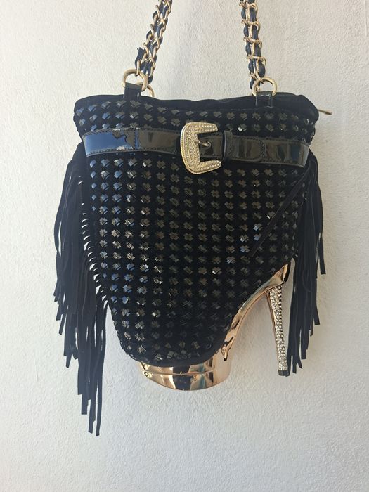 Чанта - токче, черна, с ресни. За повод.