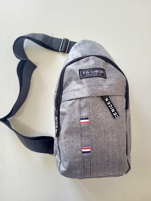 Geantă piept bărbați gri – practică, model casual