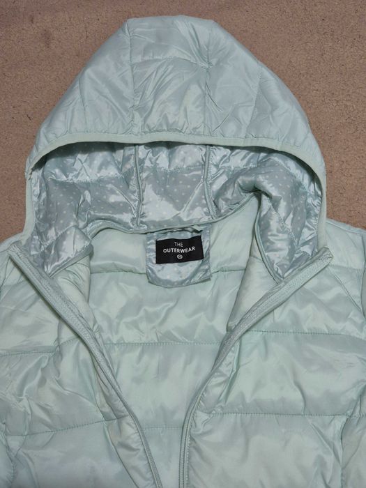 Geaca matlasata de la The Outerwear, cu gluga, pentru adolescente.