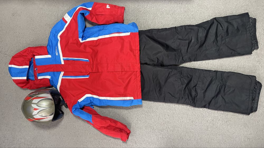 Costum de sky 12 ani  Nevica si casca de sky