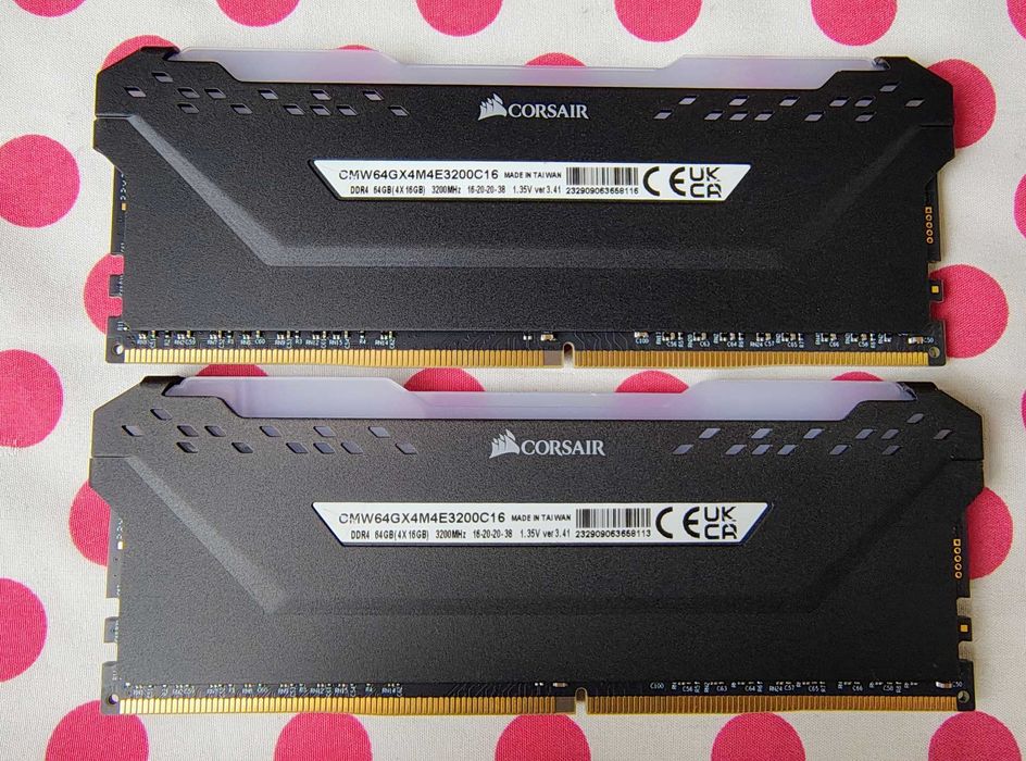 Memorie Ram Corsair VENGEANCE RGB Pro 32GB (2 x 16) DDR4 3200MHz.