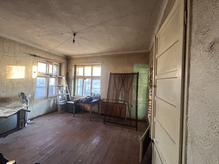 Продавам къща с двор