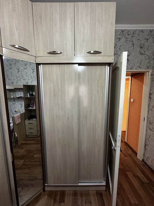 комплект мебель сотилади