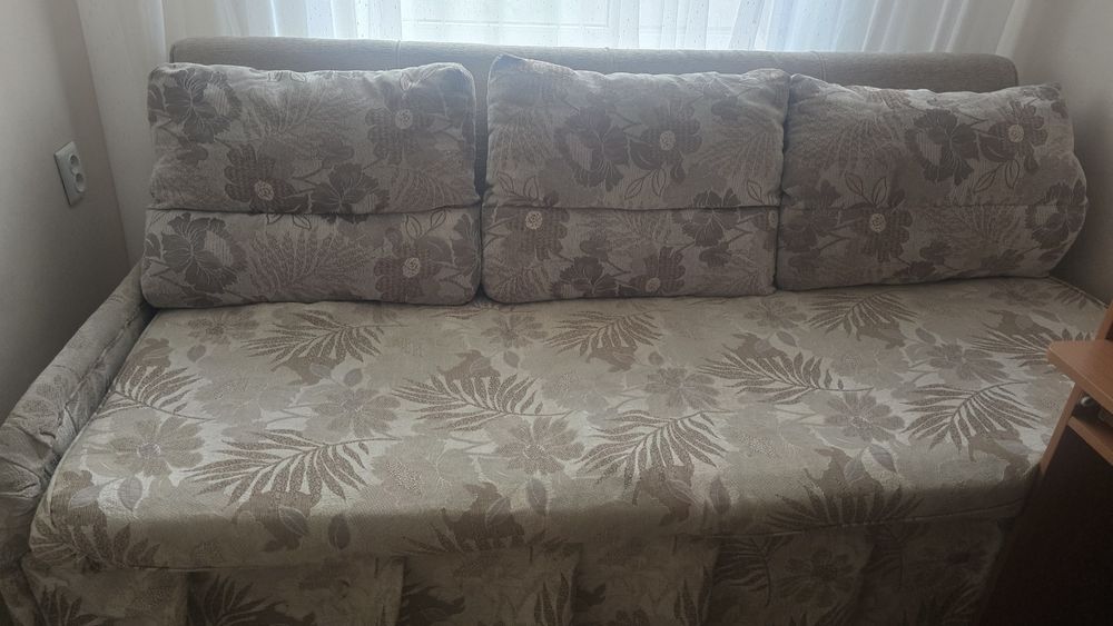 Продаю диван, с нижним полками