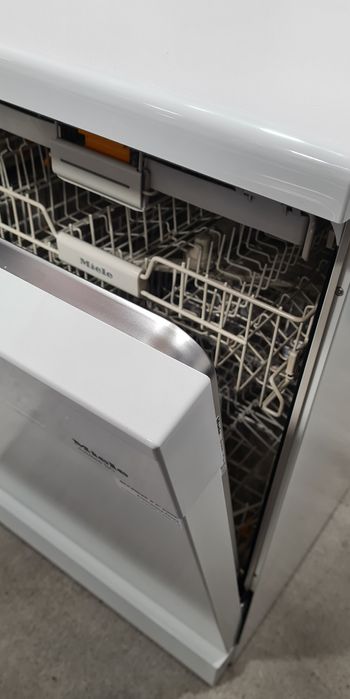 КАТО НОВА Свободностояща  Съдомиялна 60см Miele  14к-та А+++