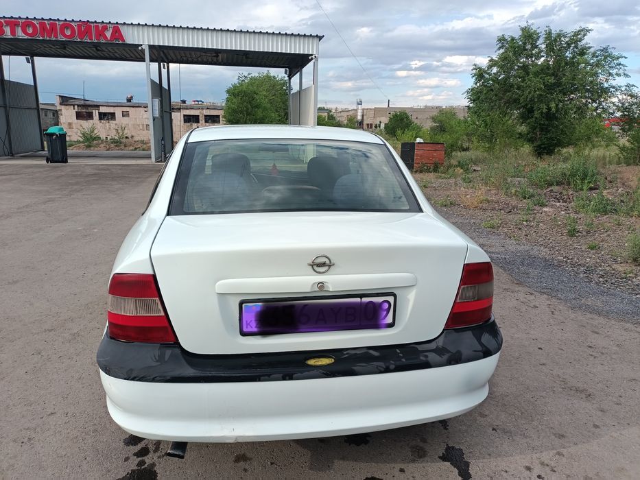 Продаю автомобиль Опель вектра В