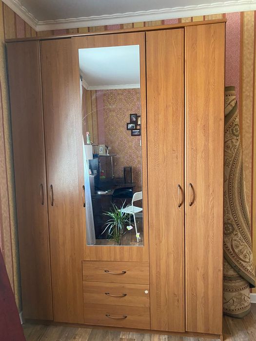 Продам стол и шкаф