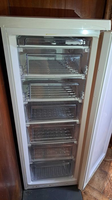 Вертикален фризер с чекмеджета NEO