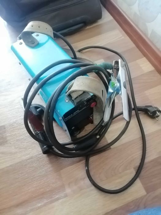 Сварочный аппарат в месте с маской