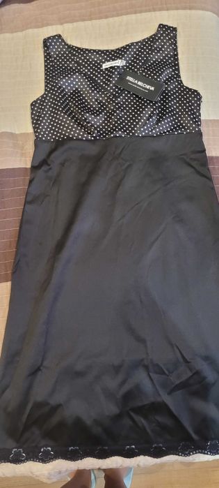 Класическа сатенена дамска рокля с точки