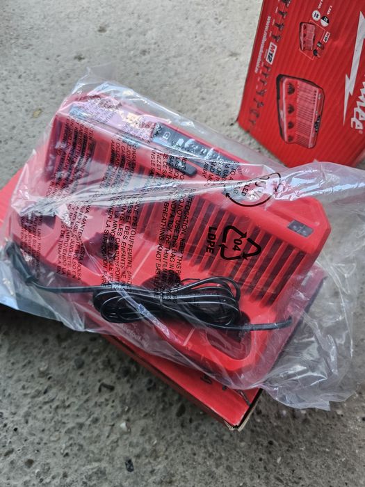 Încărcător Milwaukee M12 C4