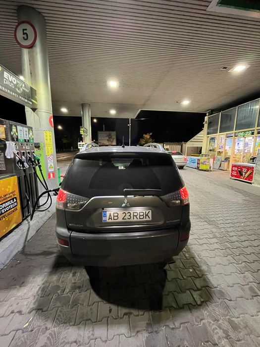Mitsubishi Outlander 2.4 Benzină 4x4 Automată 7 locuri Piele Trapă RF